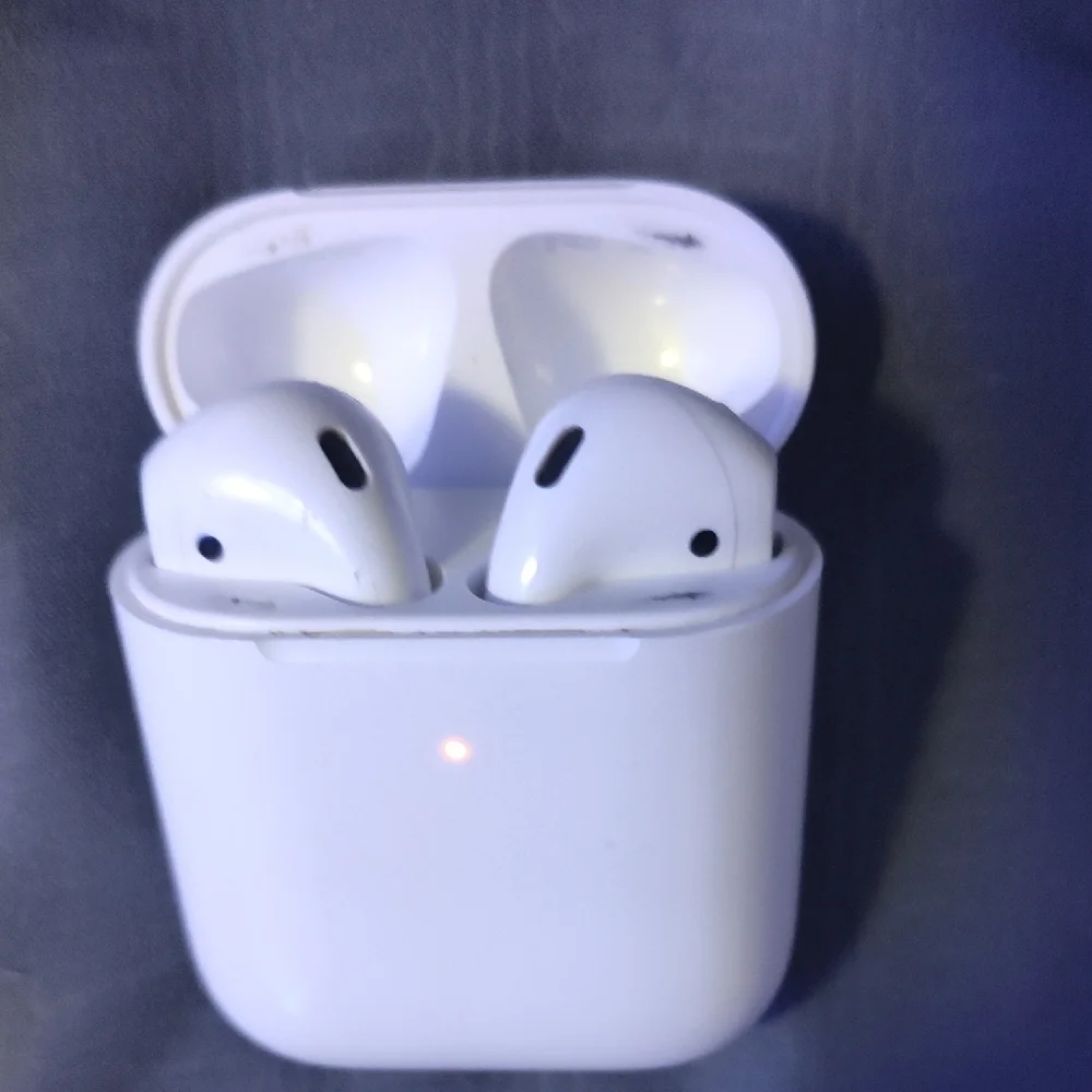 Apple 2nd Generation White Wireless Earbuds with Charging Case
